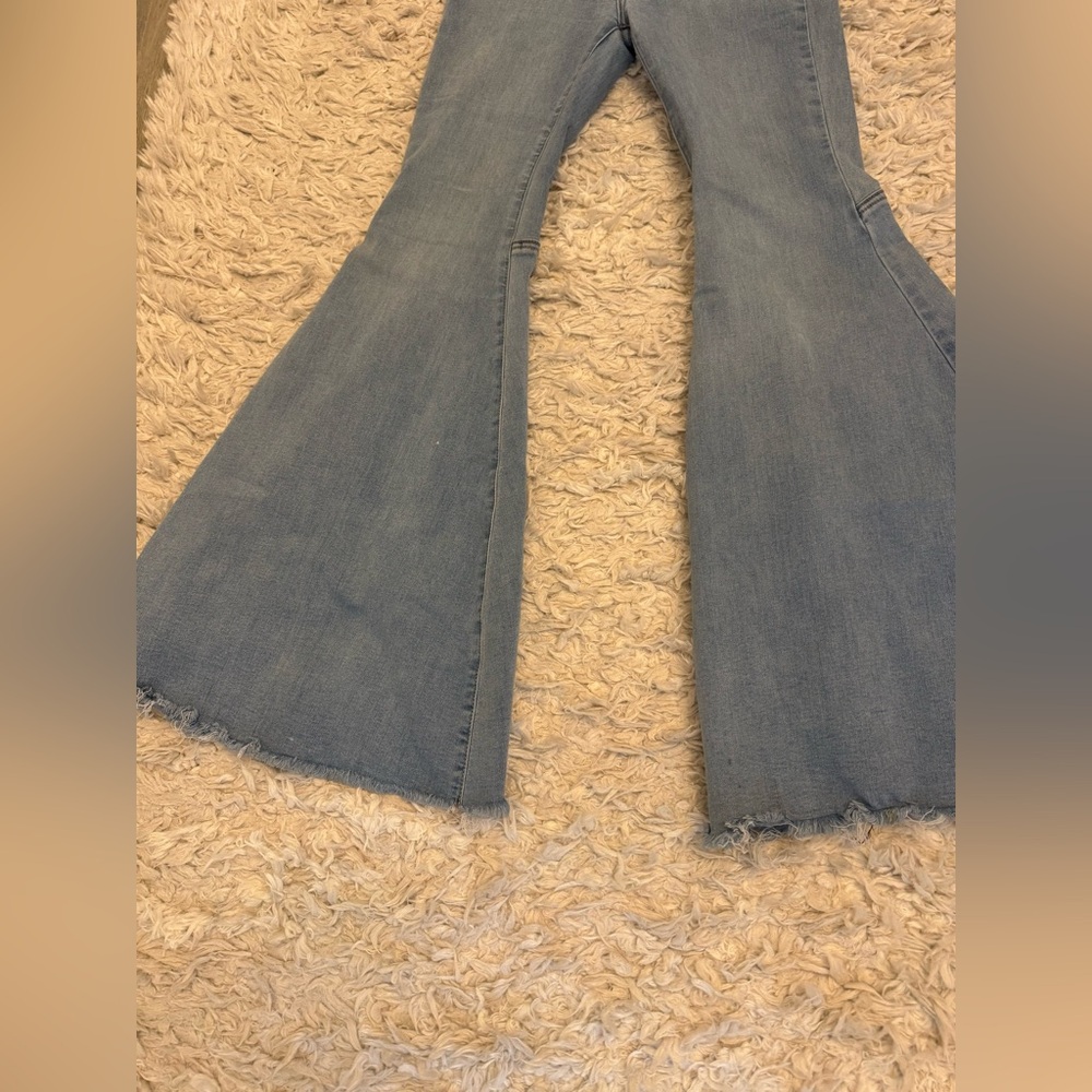 Free People Float on Flares …..Flared Blue Jeans.NWOT - Picture 10 of 13